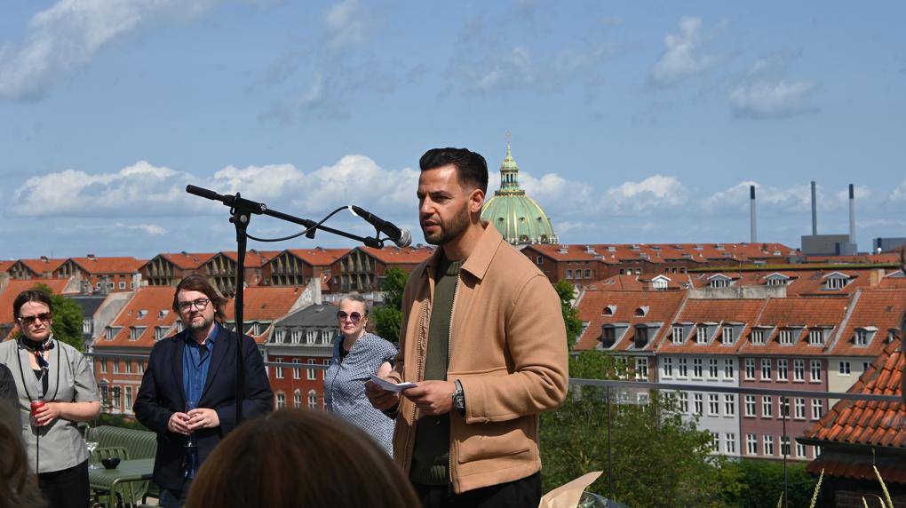 Ulaa Salim takker for modtagelsen af Dreyer Prisen 2025. Foto: Thomas C. Christensen.